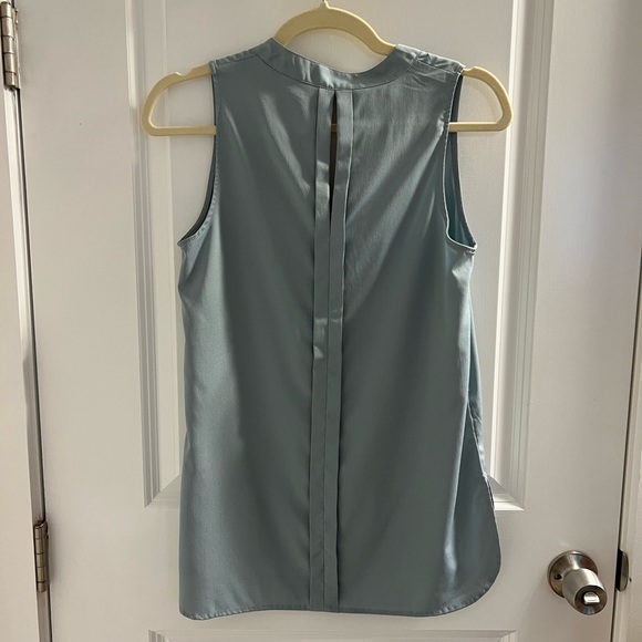 NWOT Banana Republic sleeveless top with pleated detail - Picture 4 of 4